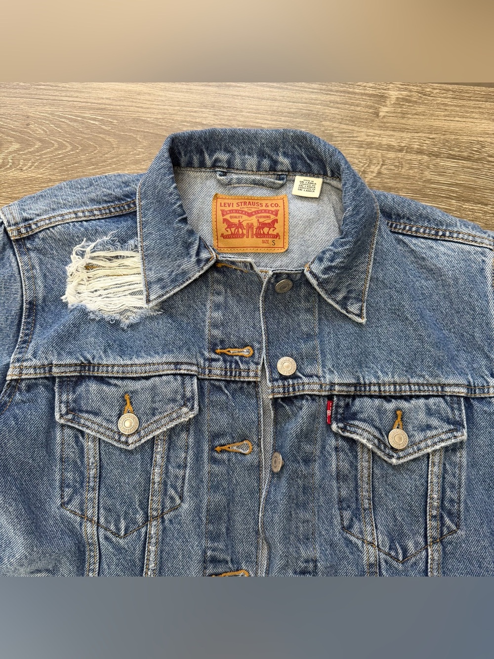 Levi’s Denim Trucker Jacket Women’s Small Blue Distressed Ripped 100% Cotton - Picture 4 of 12